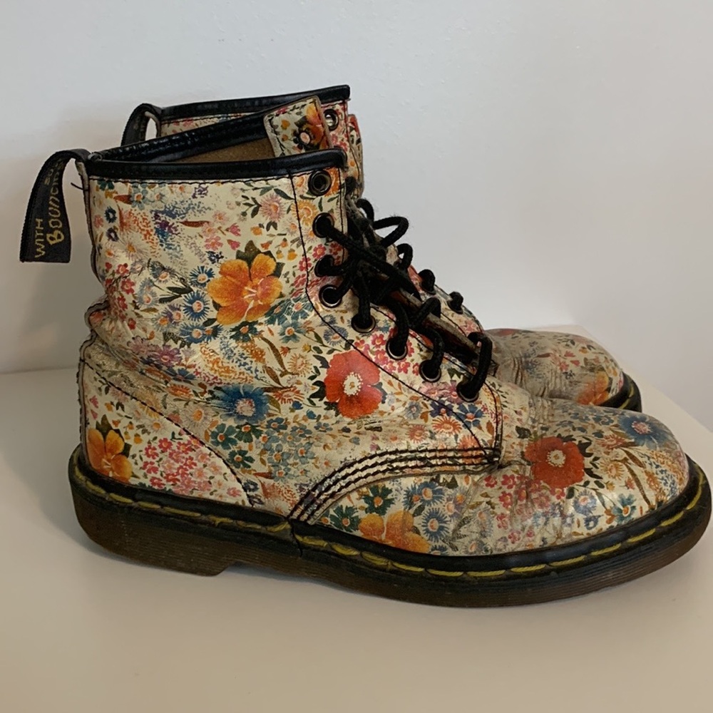DR MARTENS | Vintage White Meadow Boots
